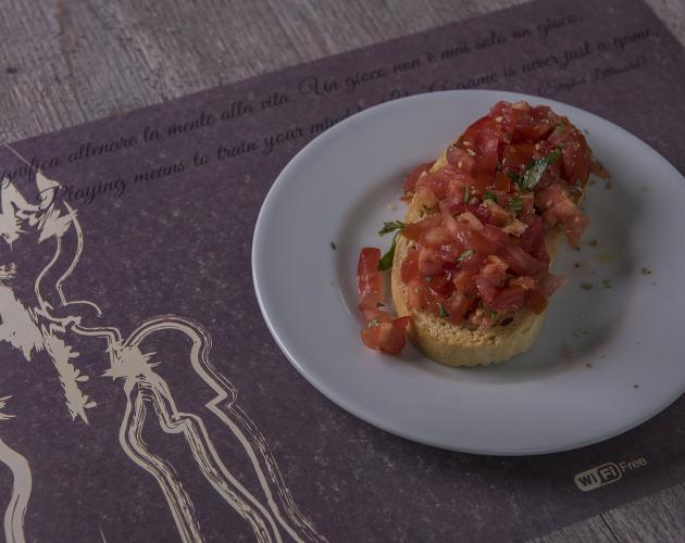 Da Pinocchio FOTO BRUSCHETTA POMODORO PEDANA.jpg