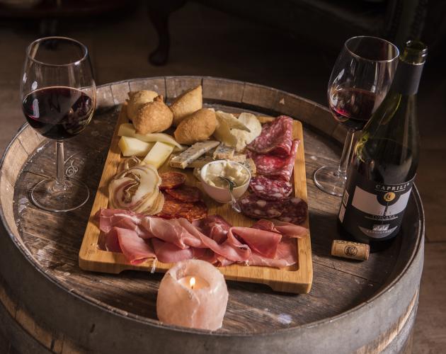 Da Pinocchio FOTO CANTINA CON TAGLIERE E VINI. 1 jpg.jpg