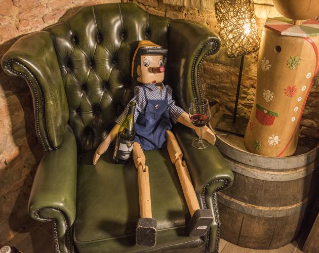 Da Pinocchio FOTO CANTINA PINOCCHIO CON VINO 1 .jpg