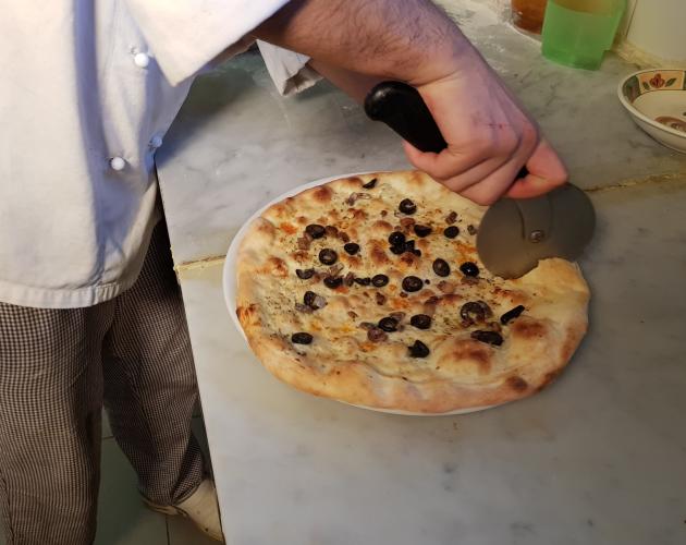 Da Pinocchio FOTO FOCACCIA ALLE OLIVE DURANTE IL TAGLIO.jpg