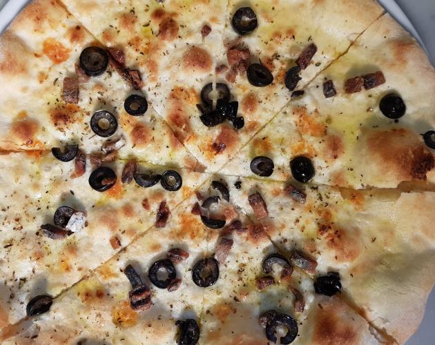 Da Pinocchio FOTO FOCACCIA ALLE OLIVE TAGLIATA.jpg